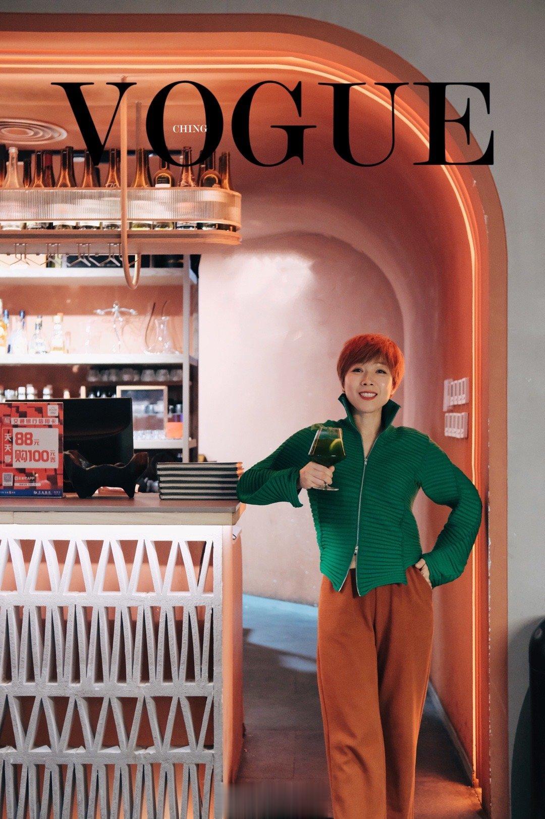 这是一家时尚有内涵的养生火锅店。工作日晚餐和朋友约在罗勒家。这家店早有耳闻，是C