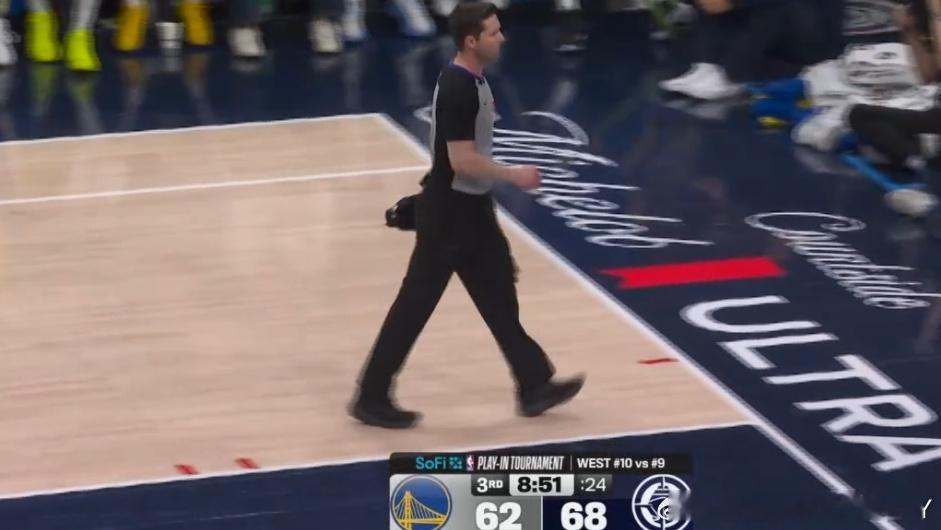 裁判受伤了，这比赛真有趣裁判本·泰勒将在本场比赛剩余时间缺席。这就是导致比赛延误