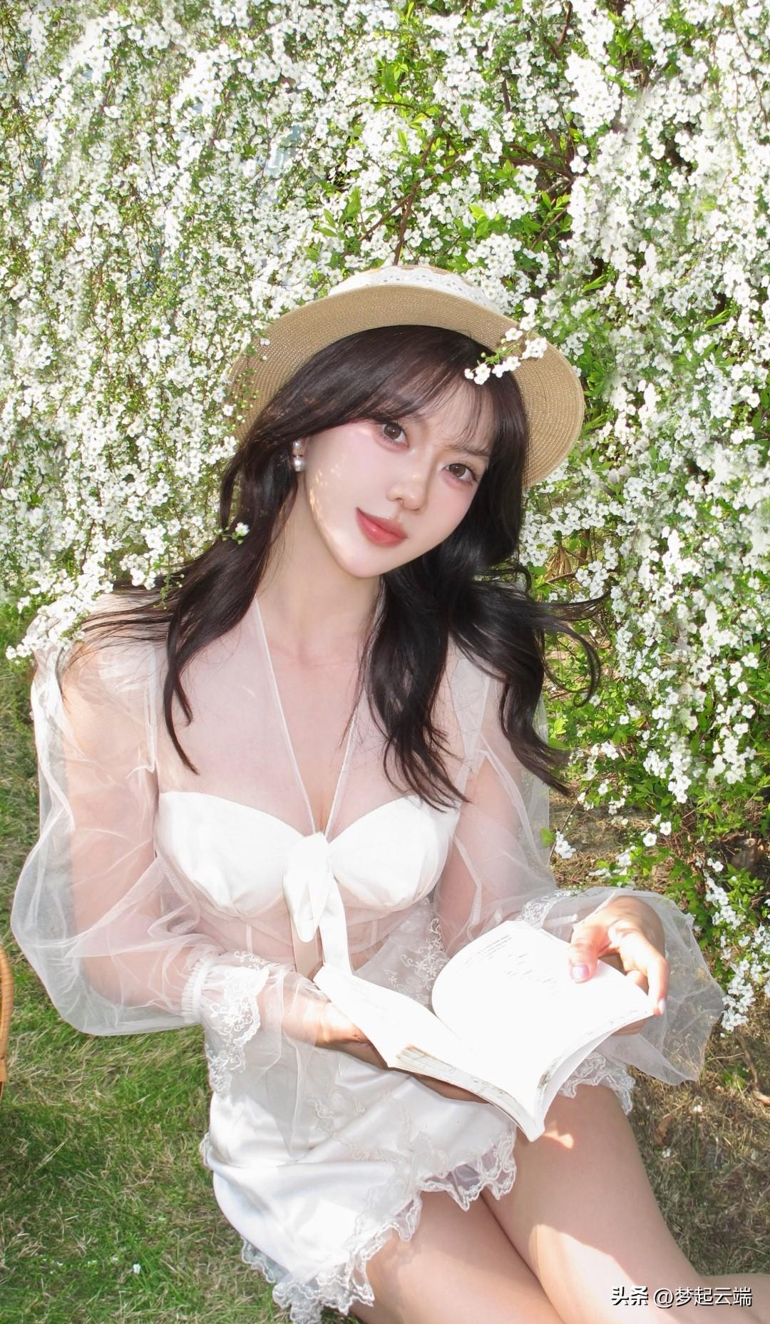 春日午后，花丛中的甜美少女，轻抚书页，静享时光。