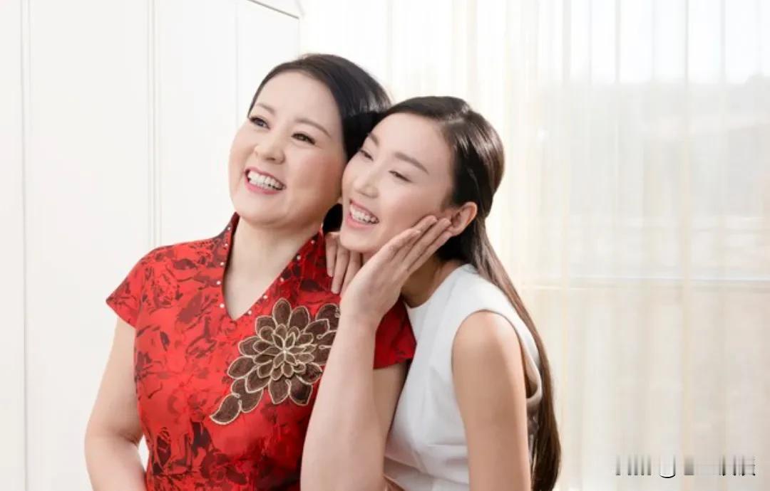 一位妈妈告诉女儿的
保命八大准则 !

1、在外打工，独自一人住，有人敲门不要随