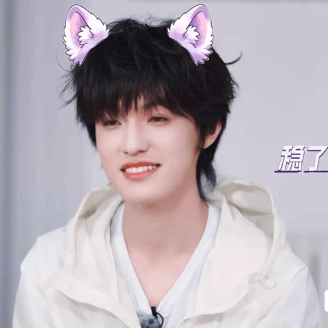 一只眼睛亮亮坐等胜利的小萌狼