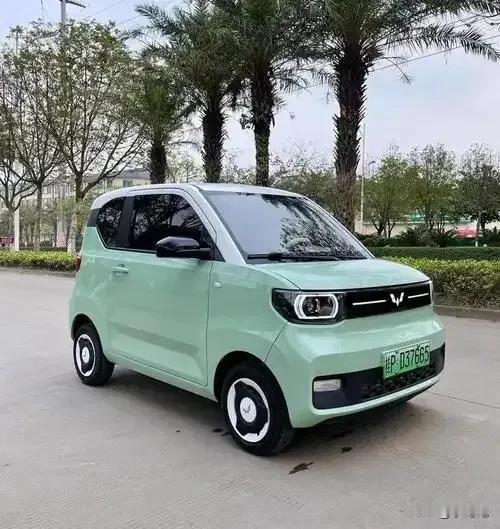 最近在我们越南住的小区里面发现了两辆五菱迷你电动车，车身是粉红色的，应该是女孩子