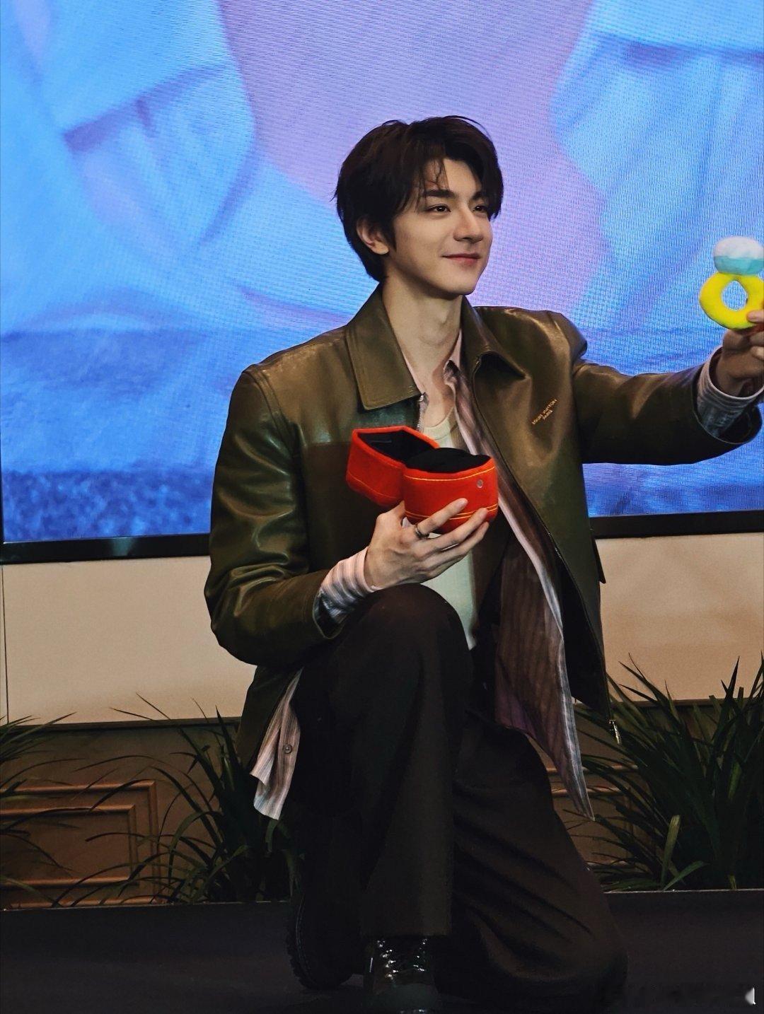 有什么烦恼去签售跟林一说 林一签售甜度超标！戴戒指帅度飙升，温柔摸头苏感爆棚，自