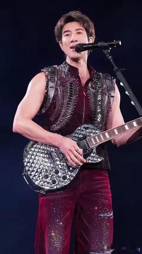 王力宏摔倒王力宏在演出刚开始时不慎被舞台上的物件绊倒，整个人失去平衡摔了下去，脸