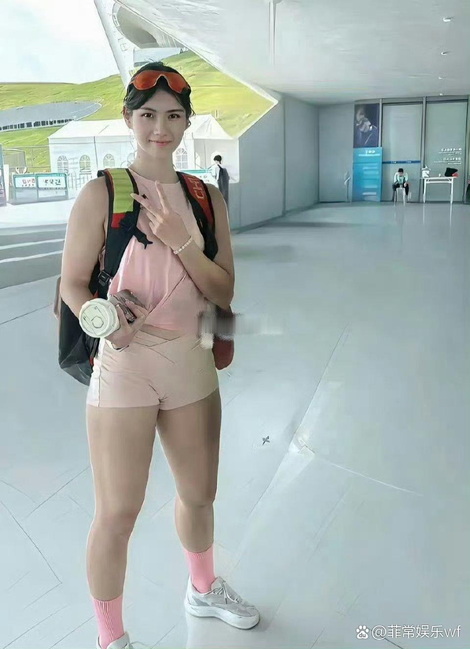 夏思凝这腿练得比吴艳妮还粗了，私下肯定没少下功夫！ 