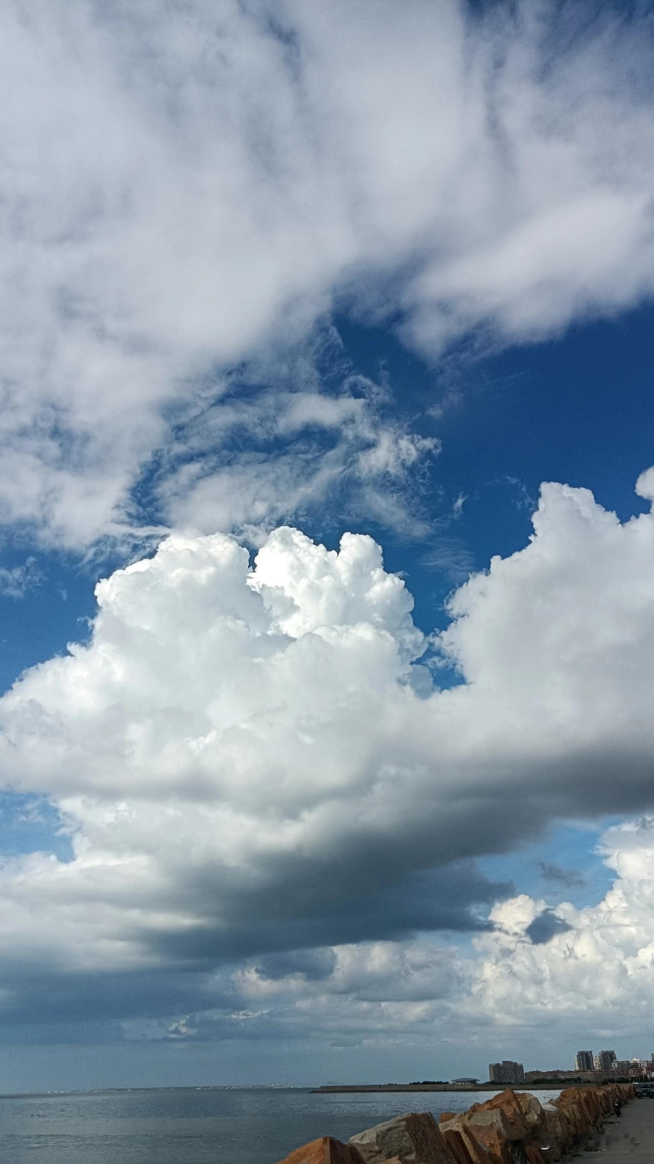 #秋日生活打卡季#晚秋趣味图

红叶抒情山沸腾，
风揉白云塑鲲鹏。
石榴开怀柿羞