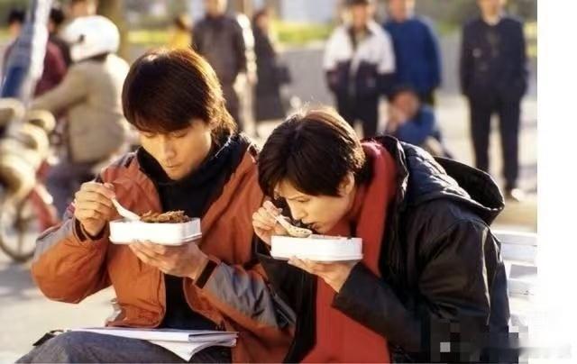 胡兵李若彤满100减50  50岁了竟然看不出来，你们俩简直是冻龄的代言人！胡兵