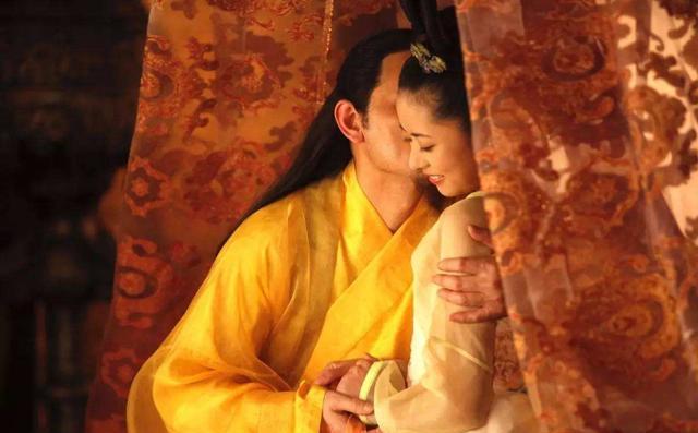 半夜，40岁嘉庆帝燥热难眠，爬墙跳进李嫔妃寝宫。谁料他刚落地，一名看门侍卫就拔刀