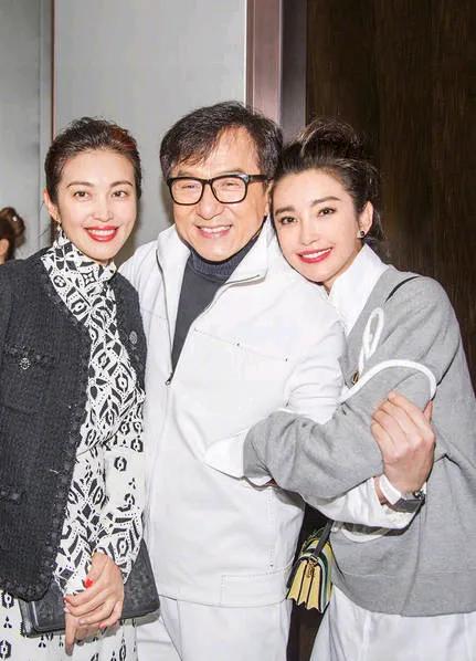李冰冰两姐妹真是貌美如花，和姐妹俩合影的成龙笑靥如花，有钱如他们，生活也美成一朵
