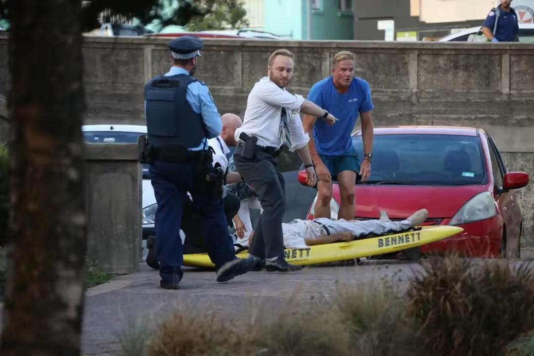 悉尼邦迪海滩枪击案：悲剧背后的反思
 
当地时间12月14日傍晚，悉尼著名旅游地