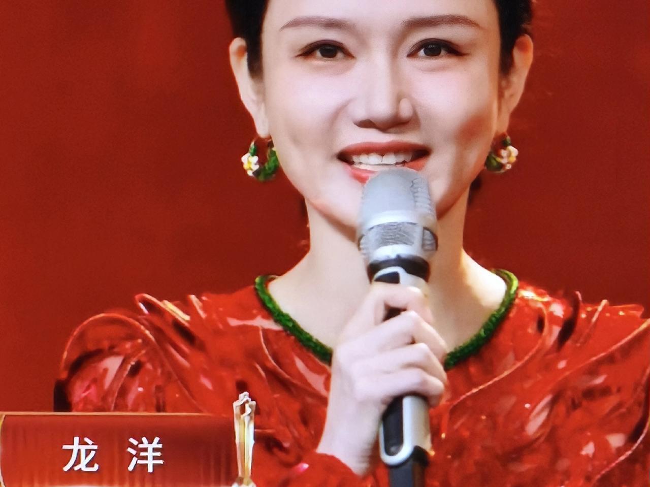 也许董卿是先入为主，董卿给我的印象是大气温婉，才华横溢，那种沉稳大气不是一天两天