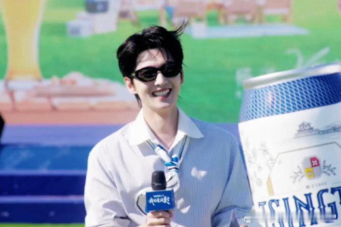 杨洋大连线下活动杨洋今天好学长 温润帅气的学长穿搭，整个人清爽又温柔，气场绝佳 