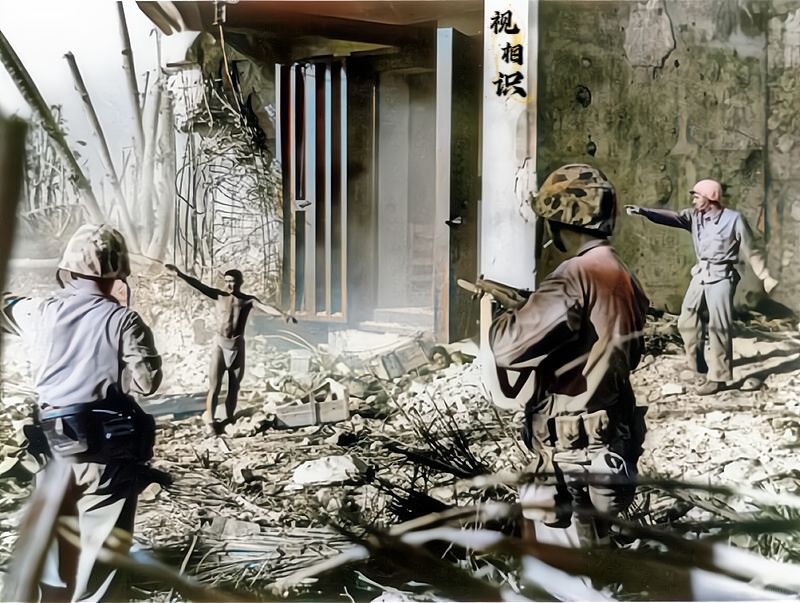 1944年，马绍尔群岛战役时，一名日本士兵决定投降时的老照片，镜头中美军保持了警...