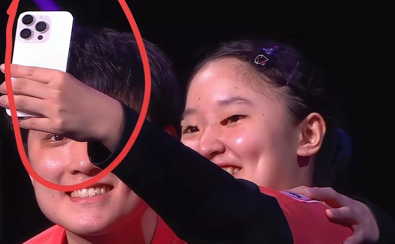 不懂就问张本美和颁奖时，拍照的苹果手机是她自己的吗？如果是她自己的，还挺节俭的，