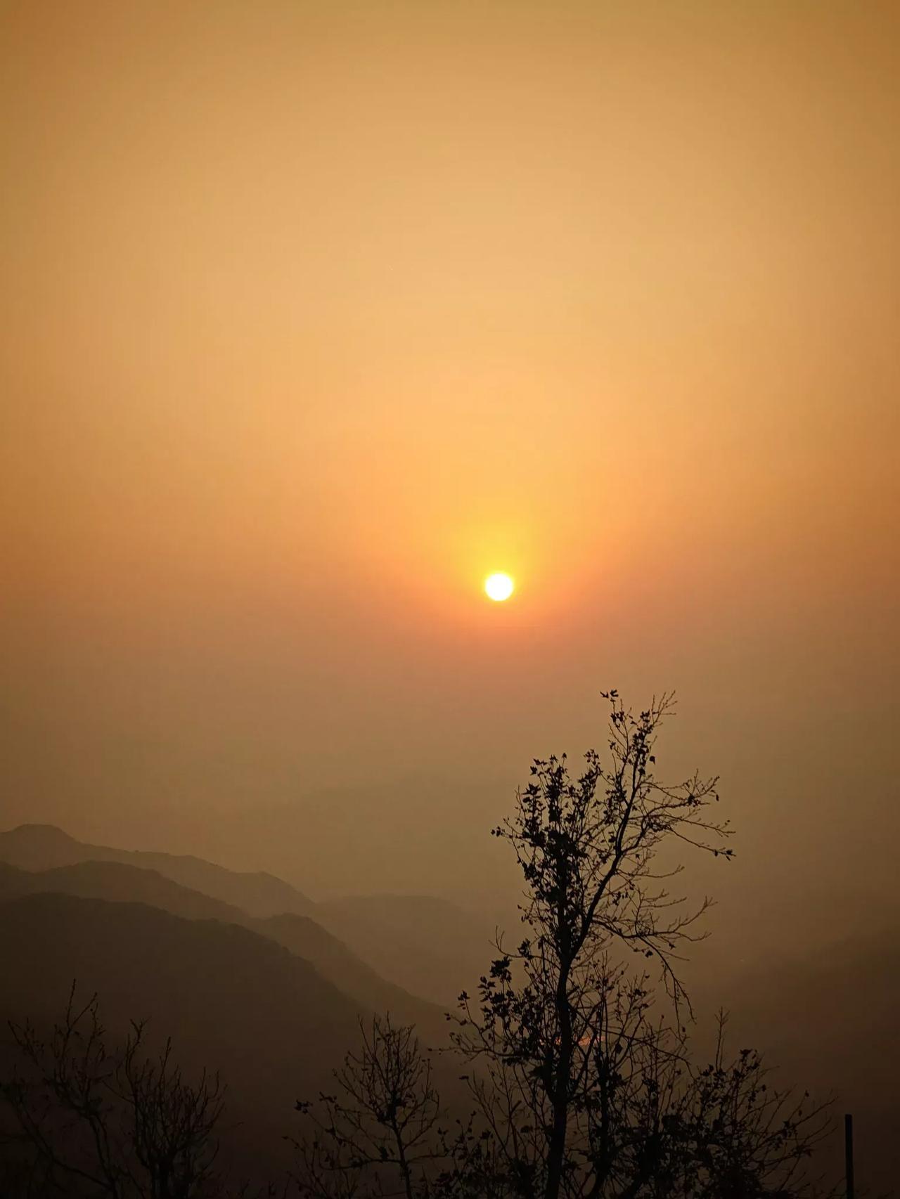 夕阳有诗情，黄昏有画意。这世间的温柔莫过于日落时分的安宁和美好。
日落与晚风，朝