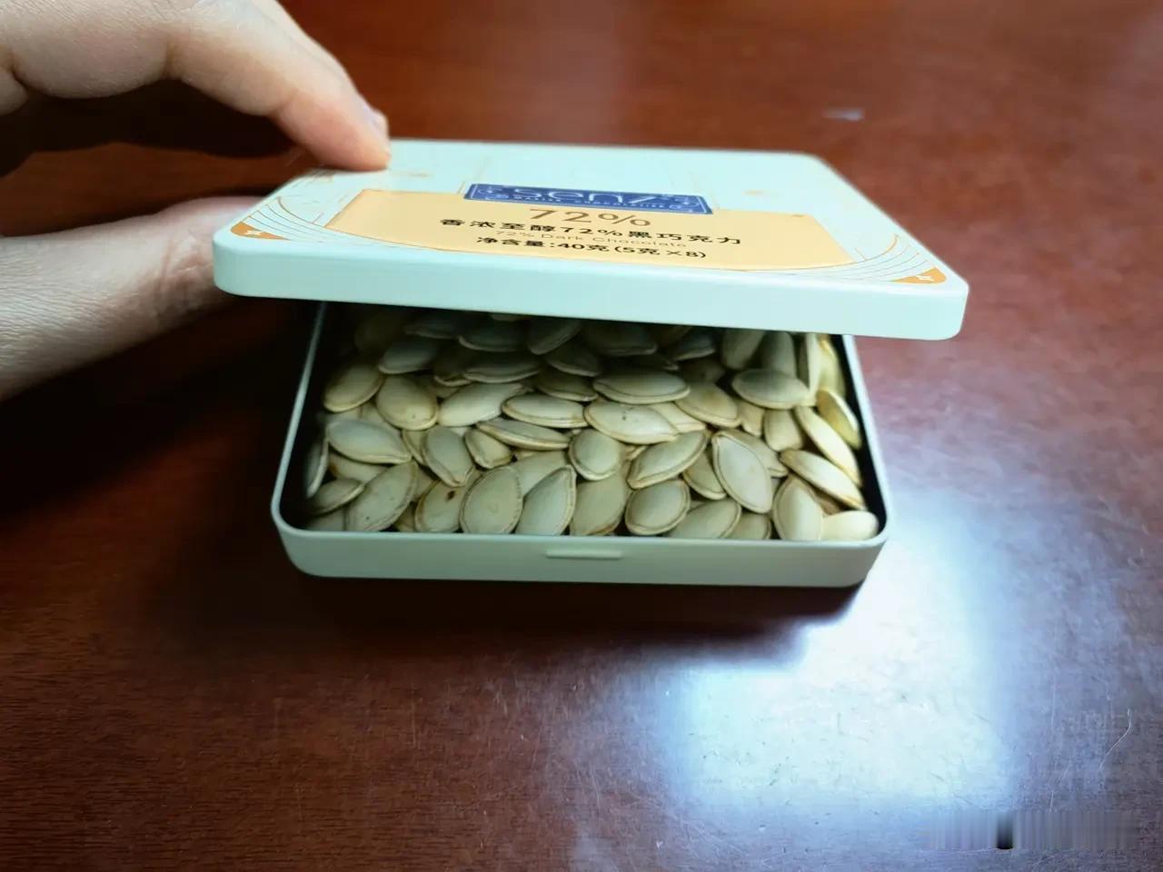 你永远猜不到我这个聪明蛋，会把钱放在哪儿。那时候，大家都习惯用钱包，我每次出门就