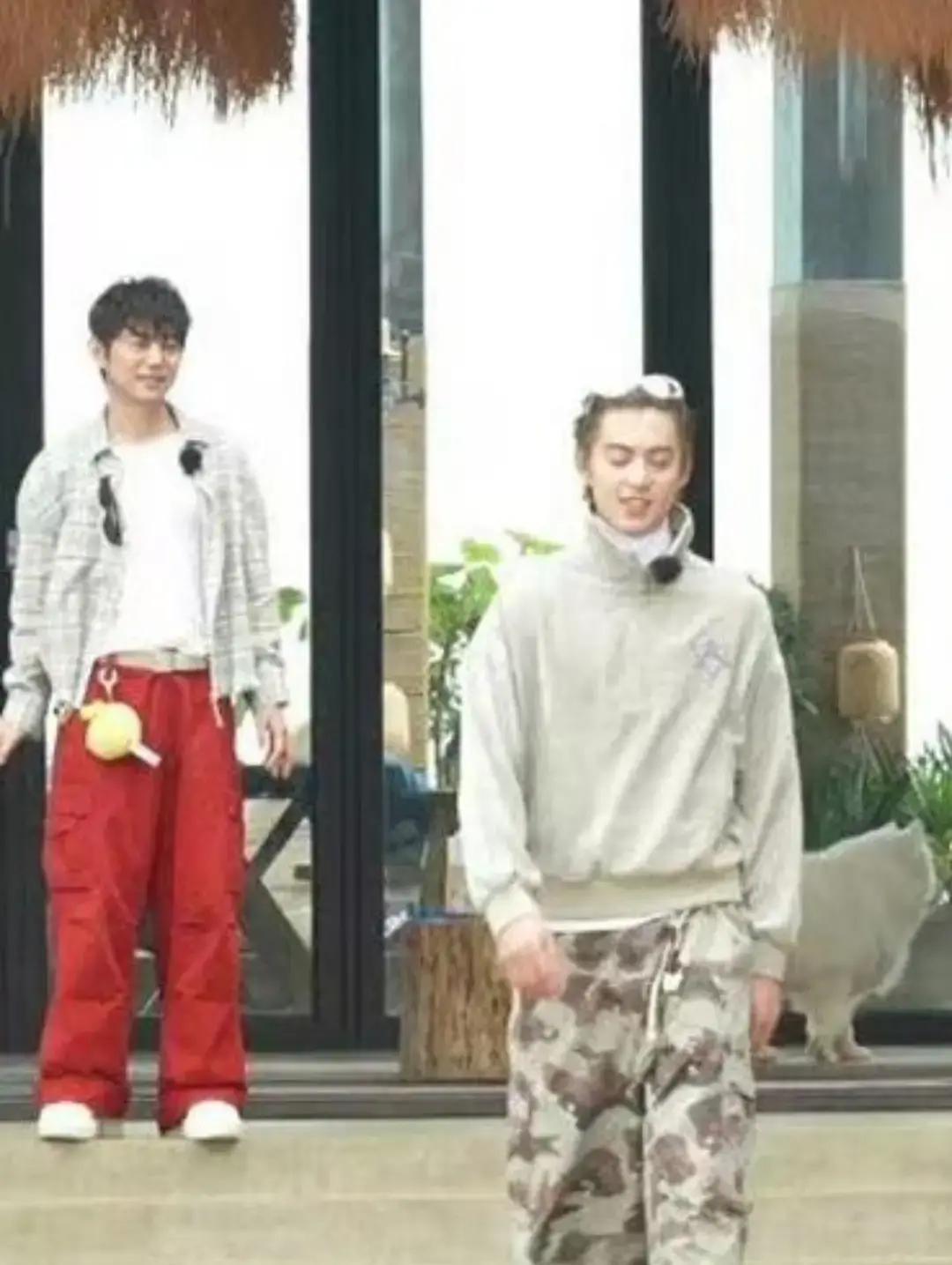 何炅突然出现在《亲爱的客栈》片场，一路小跑抱住谭松韵的画面被疯传。

我刷到时也