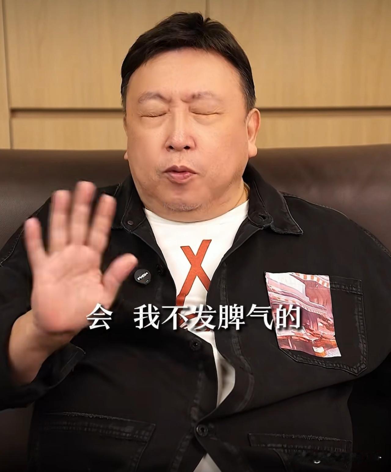 王晶说：“我年轻的时候会跟人怄气，但我不发脾气的。我斗气就是很冷静地想办法对付你