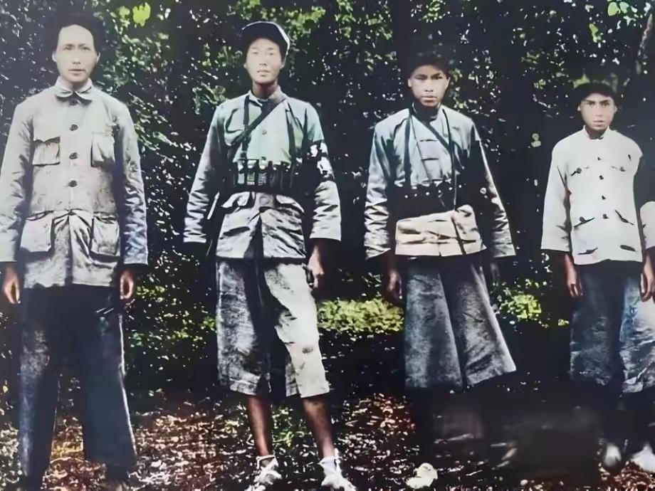 毛主席和警卫战士在一起，虽然衣衫褴旧，但英雄气概
难掩！
看这首豪情万丈的诗篇，