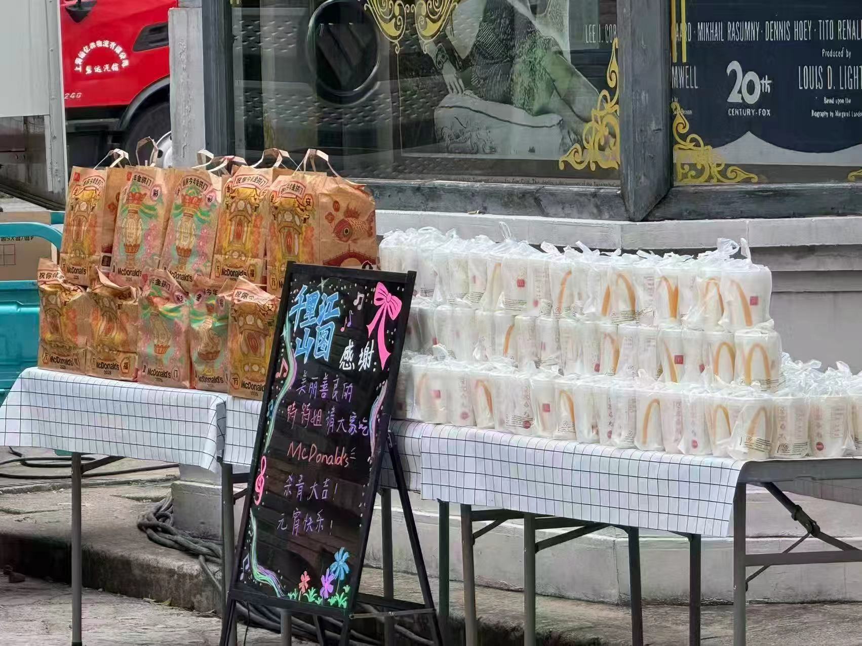 刘诗诗千里江山图凌汶杀青请客 刘诗诗《千里江山图》杀青大吉，爱请客的漂亮姐姐，期