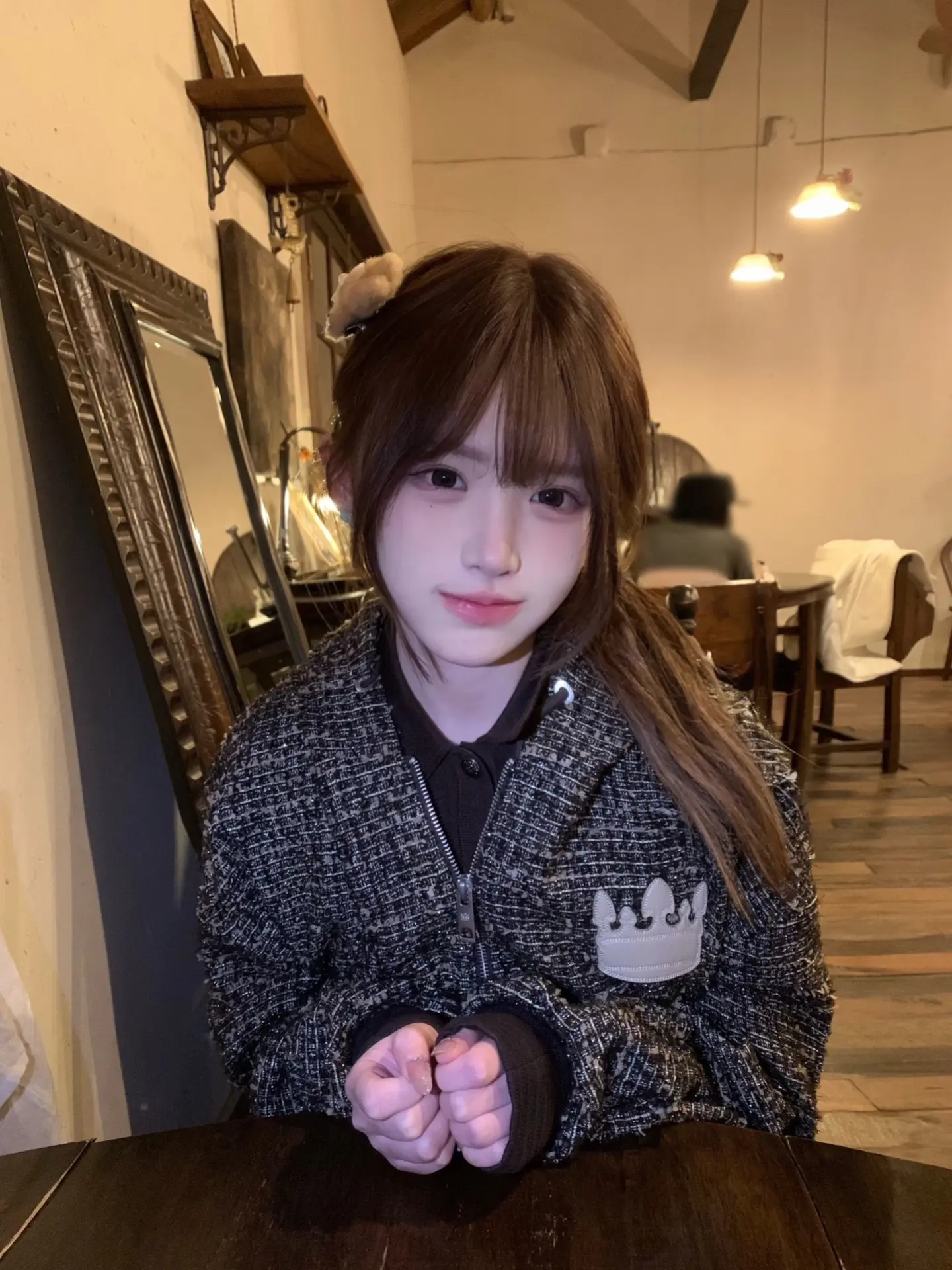 被人理解是一种很奇妙的事 就像有人搂着灯笼 照亮蹲在黑暗里的你