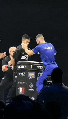 赵鸿刚很明显经验不足吃了很大的亏，没什么好嘲笑的。术业有专攻，对手一直巧妙的利用