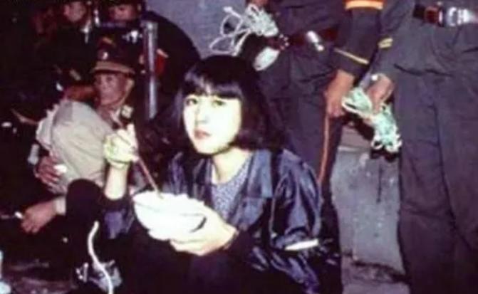 这张照片摄于1991年，这名化着精致妆容、留着齐耳短发的女孩，正蹲在云南昆明郊外