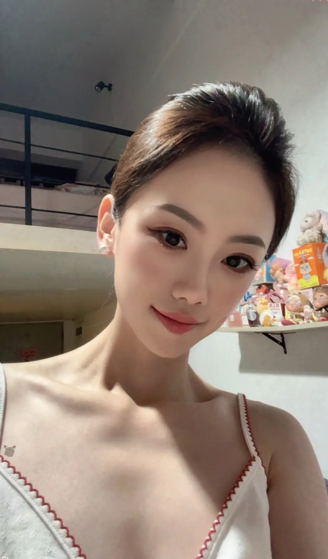 安吉拉🧚在市井中放风，和小情绪握手。  每天都在奔波 好累啊😔