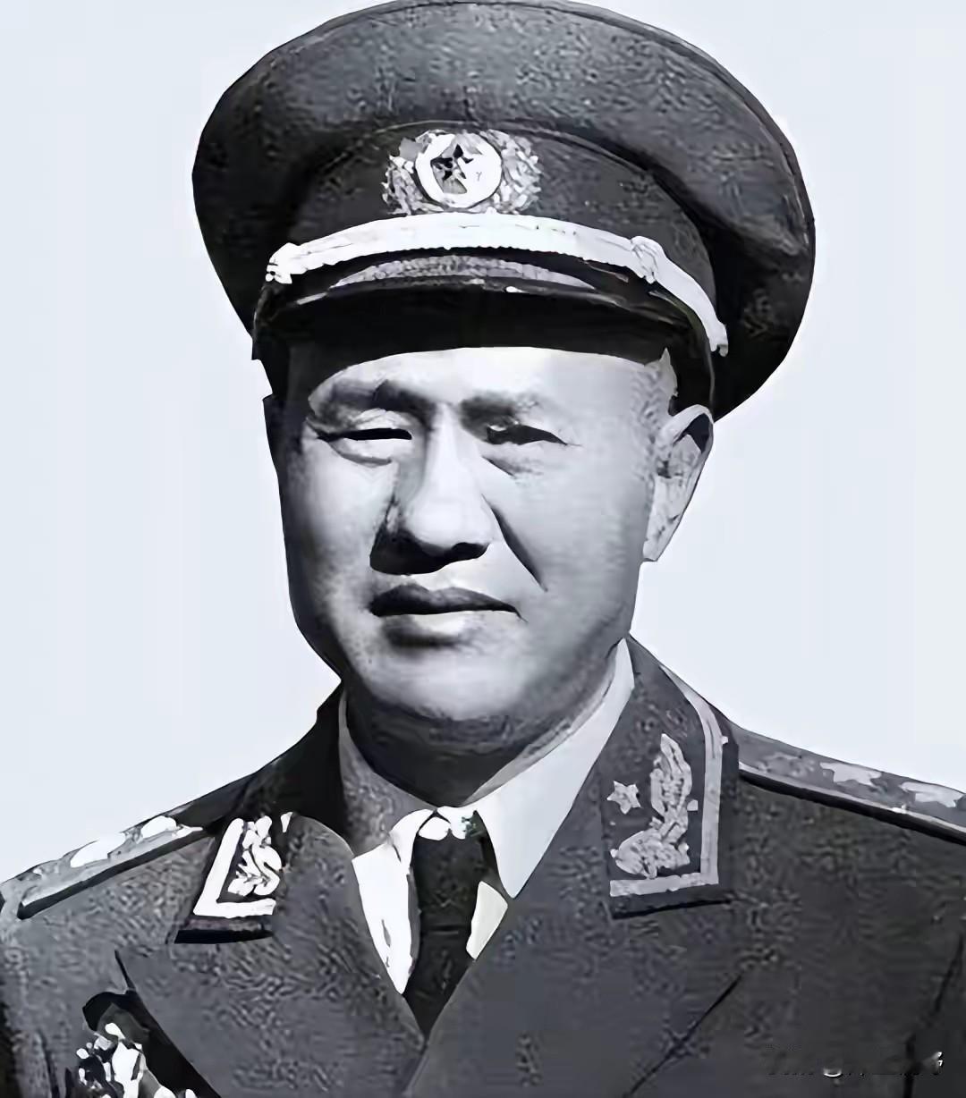 他是塔山阻击战的核心指挥员。面对国民党十万美械精锐，还有海空配合下的疯狂进攻，他