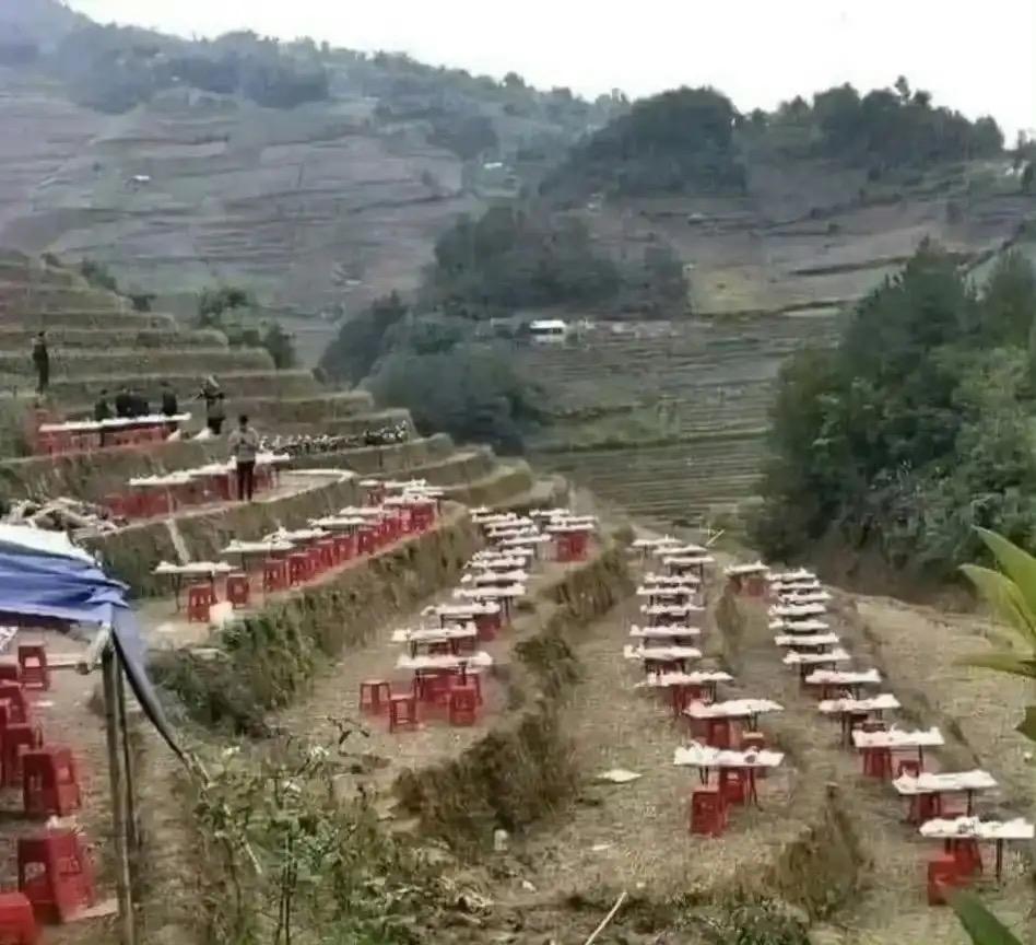 谁能想到，酒席直接安排在梯田山上