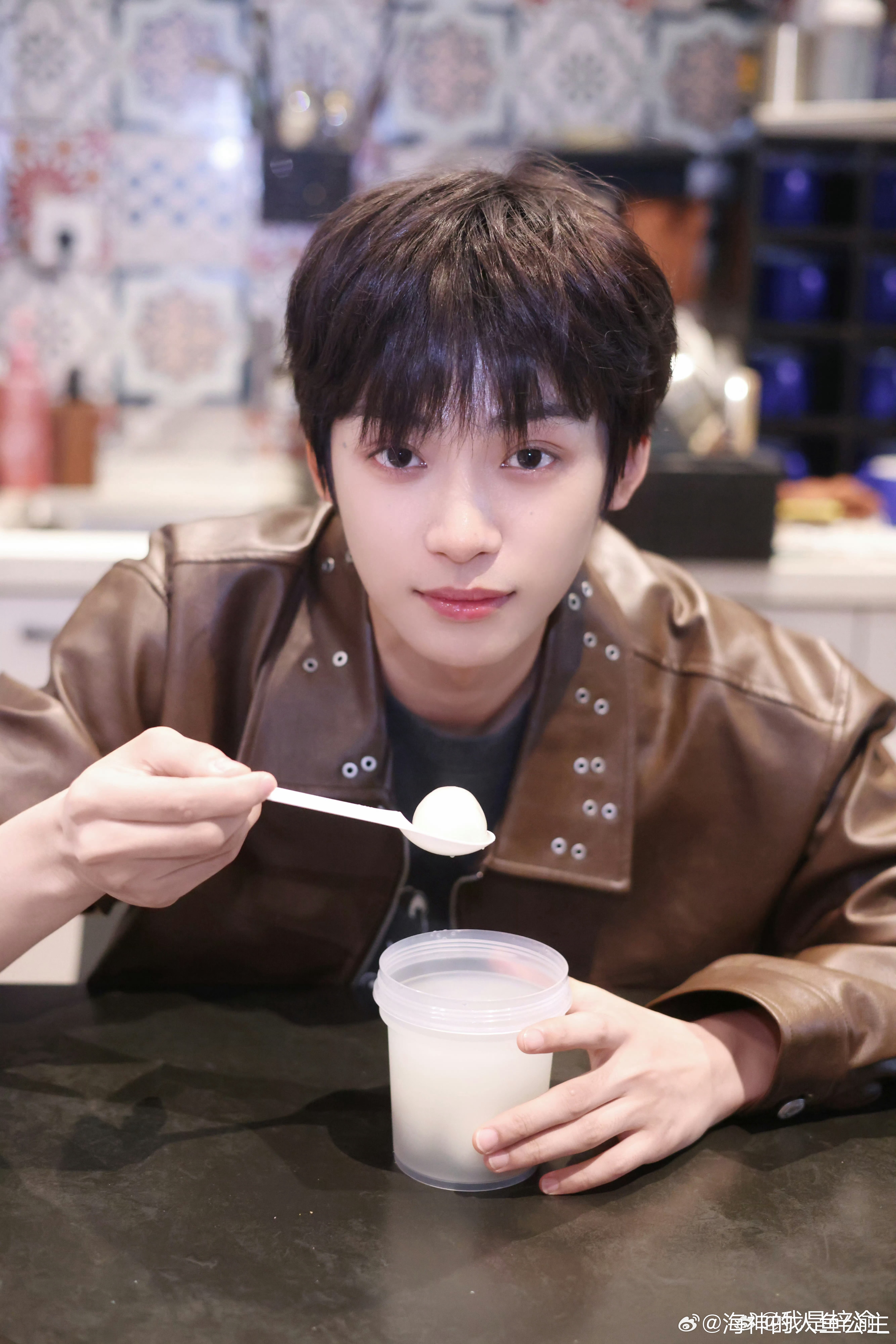 梓渝女友视角喂汤圆 梓渝元宵节晒汤圆照片，配文：吃汤圆了吗还拍女友视角喂汤圆的l