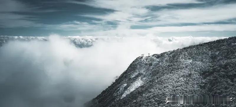男子穿短袖零下5度勇闯云冰山 近日，湘粤交界的云冰山火了，不是因为雾凇冰挂美成“