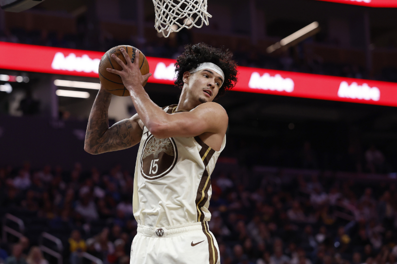 勇士今日在客场125-117力克奇才，赛后，波尔津吉斯在场边接受了记者采访。谈到