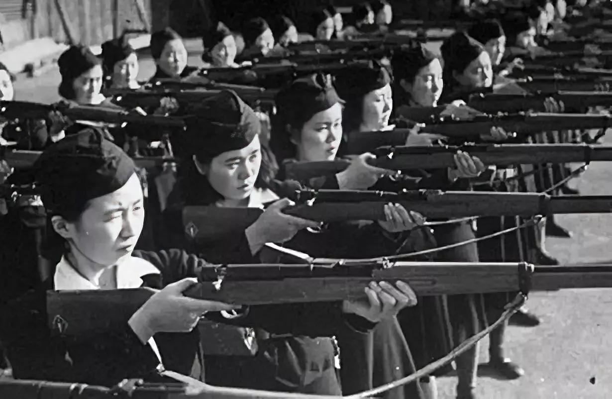 1945年，“玉碎”前的日本女高中生，将持枪训练当成必修课，要求在未来的本土战争