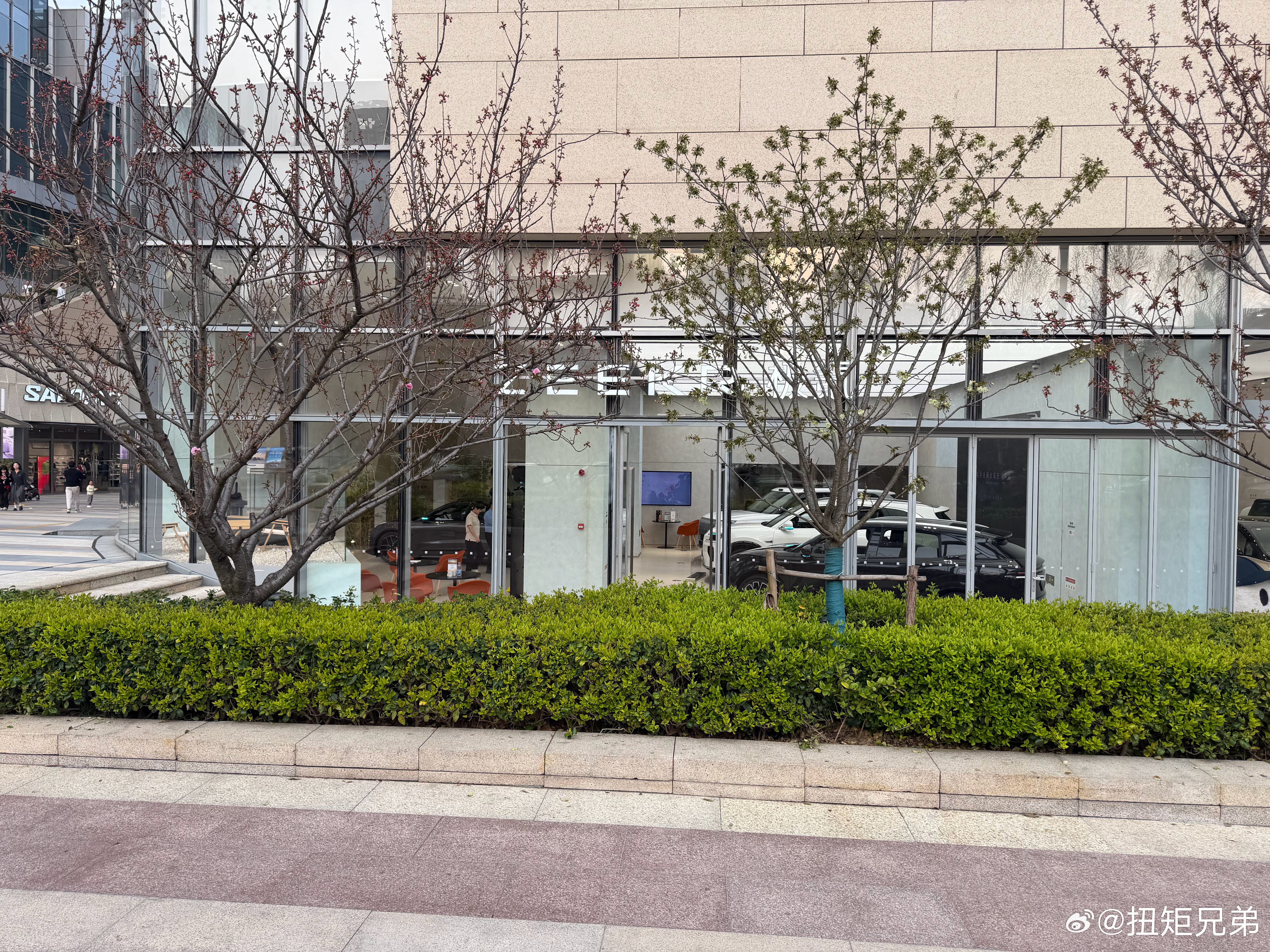 之前有人吐槽蔚来不会营销比起友商 门店营销蔚来越来越会了而且门店人数都不一样 还