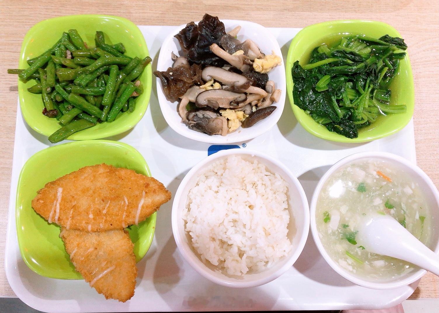 #好好吃饭# 15元的中式快餐叶菜、鲜豆类、菌菇类，蛋、肉，豆花汤点一回油炸食品