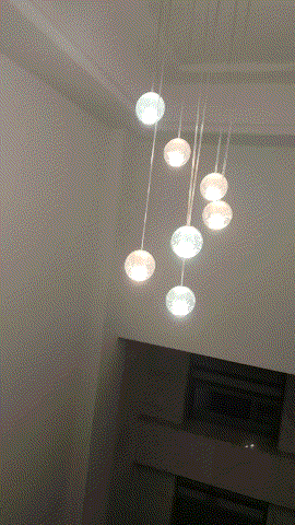 凌晨两点多，正和福州朋友聊天，她突然“啊！”一声尖叫就挂了电话，我心一下子提到嗓