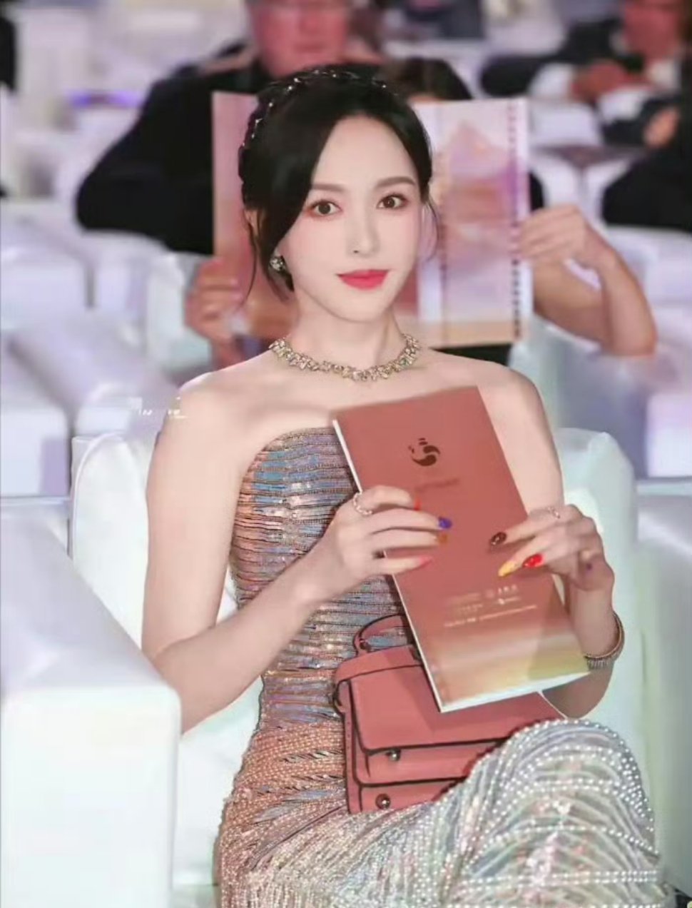 唐嫣裙子勒得动不了恭喜唐嫣获得金熊猫视后，团队以后出席活动选礼服的时候选合适点的