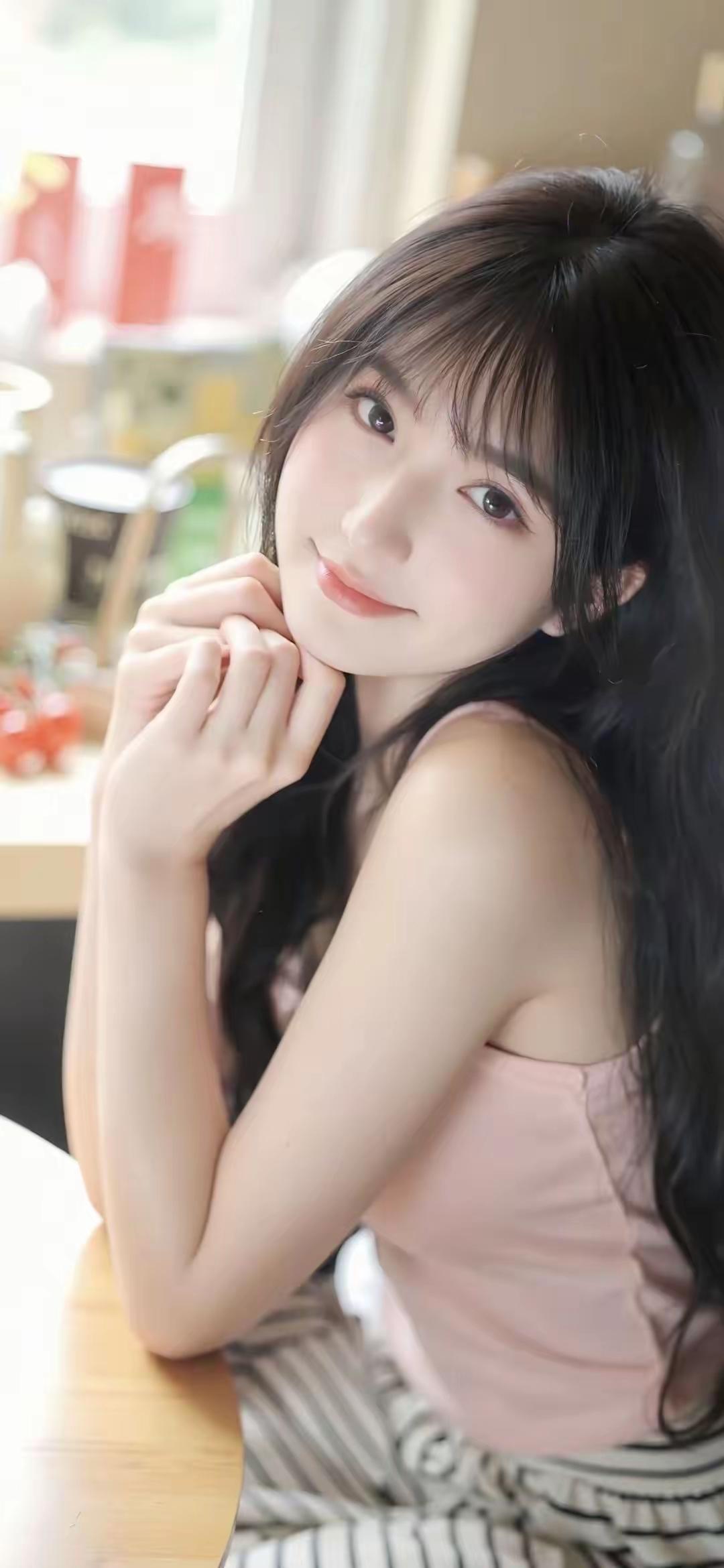 赢得人心的方式只有一种，那就是让自己变成值得别人爱的人。