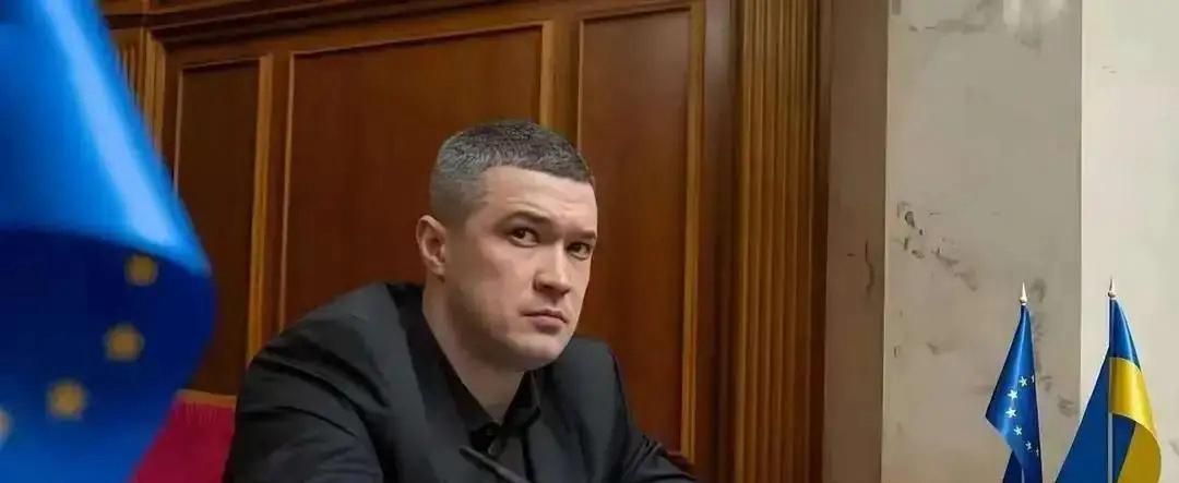 三十岁那年，我发现自己每天睁眼的第一件事是摸手机，而不是看身边熟睡的妻子。
上