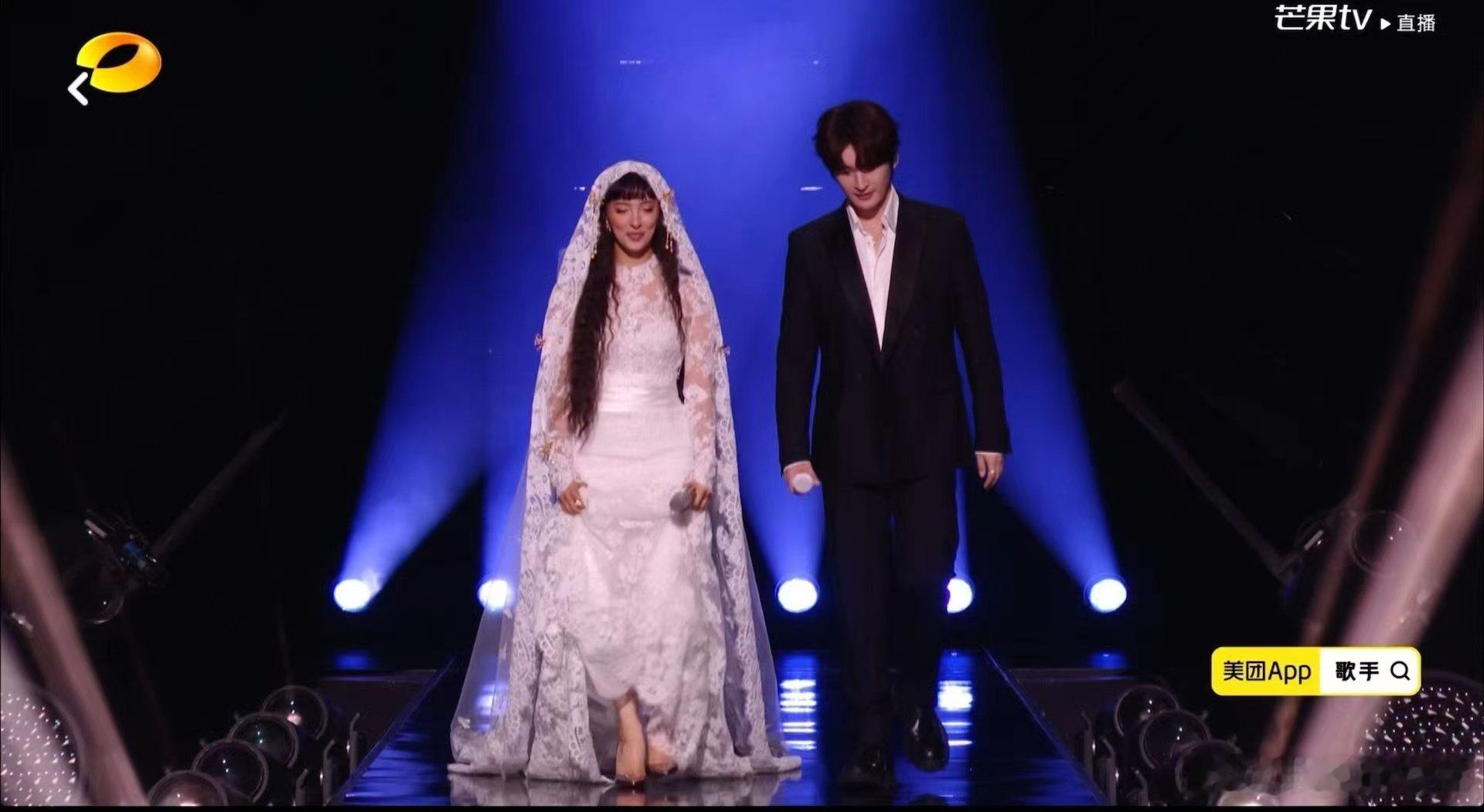 歌手直播张远凡希亚婚礼 歌手2026直播氛围感封神，张远凡希亚同框造型太有婚礼仪