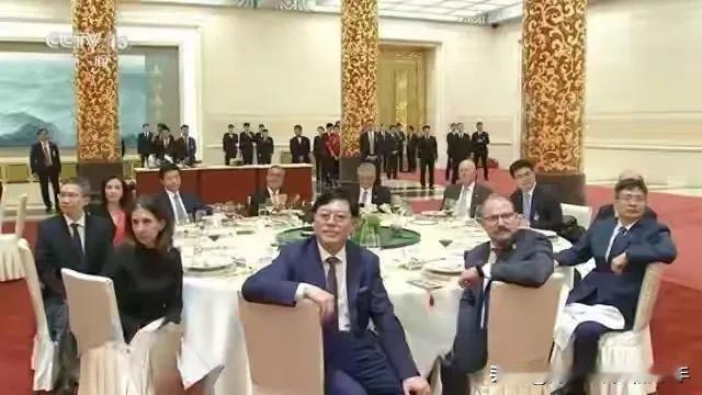 昨晚，人民大会堂的晚宴上，世界著名大厂CEO云集，唯独缺少了一个孤勇者的身影！