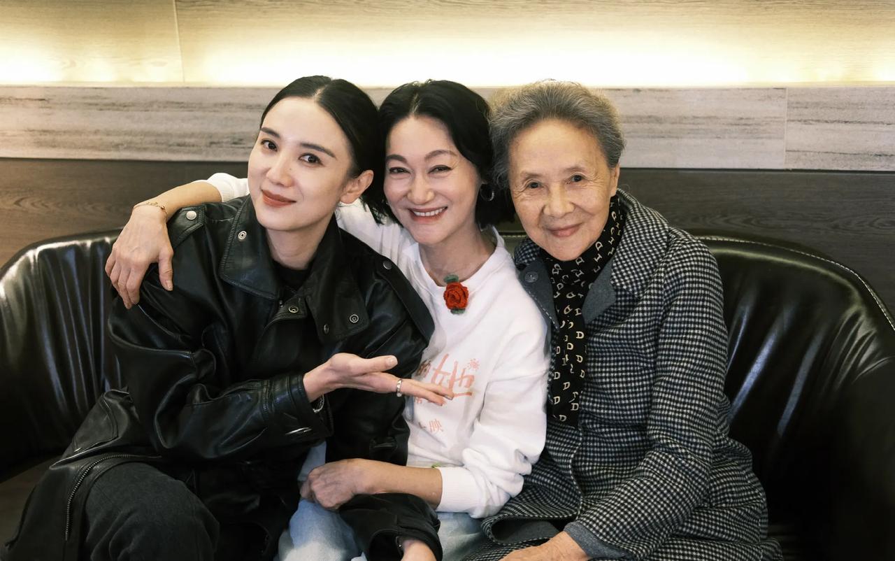 惠英红分享与演员宋佳、老戏骨吴彦姝的合照，老中青三代合体，都是妥妥的实力派。吴彦