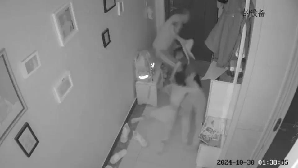 别打我妈！”陕西咸阳一男子当儿子家暴妻子 警方：已发出家庭暴力警告

一段女子在