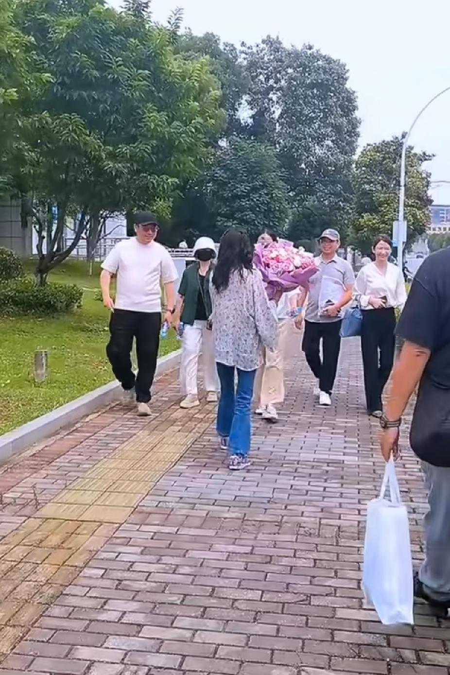今天52的会开完了，云昊男儿都发了作品

今天有四宝、柴桑大姐，还有其他人一同陪