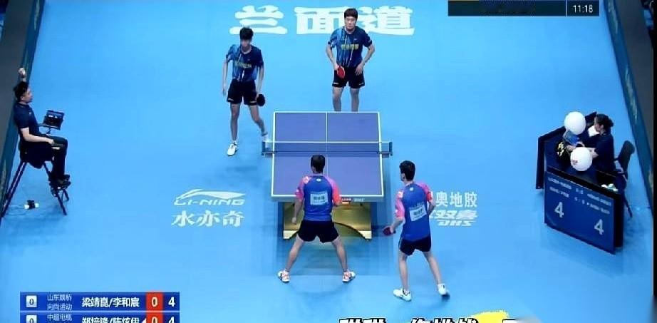 裁判的手势干脆利落：郑培峰、陈炫伊发球失误。
这俩人也没什么脾气，低头认罚，转过