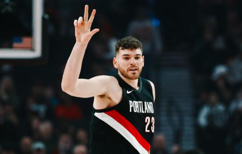 这比赛，真是太戏剧性了，武切维奇三分绝杀。

公牛队第三节一度领先21分，但开拓