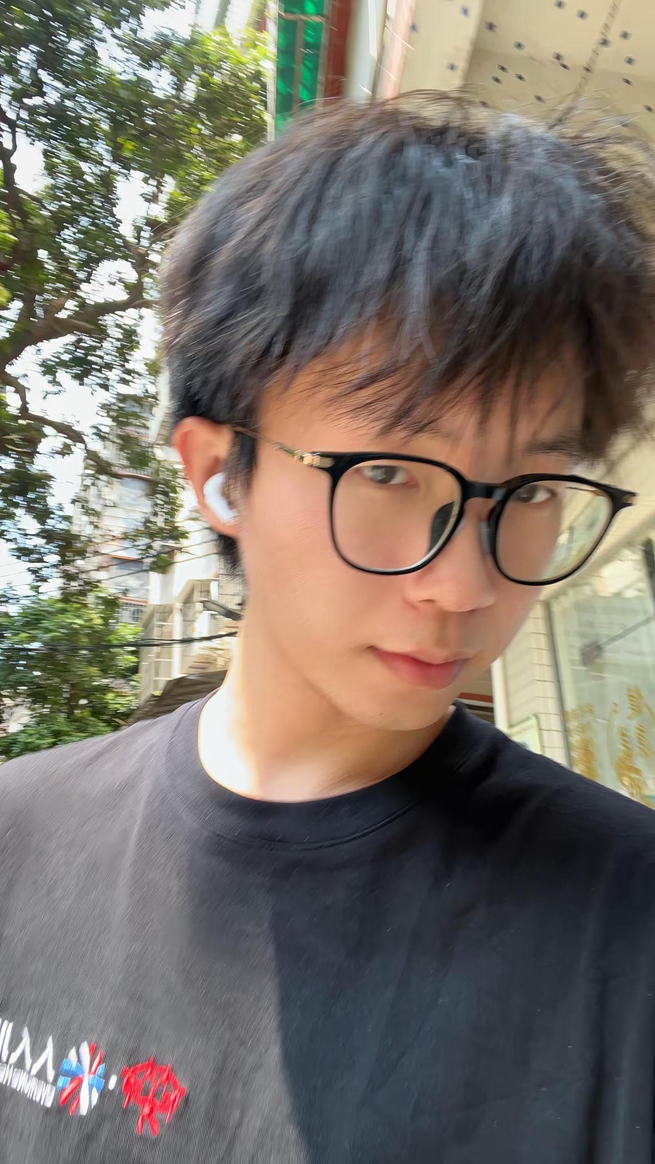 记录一下。越是不顺，我越是觉得自己坚强，觉得自己悲壮，哈哈哈人物场景速写 手绘插