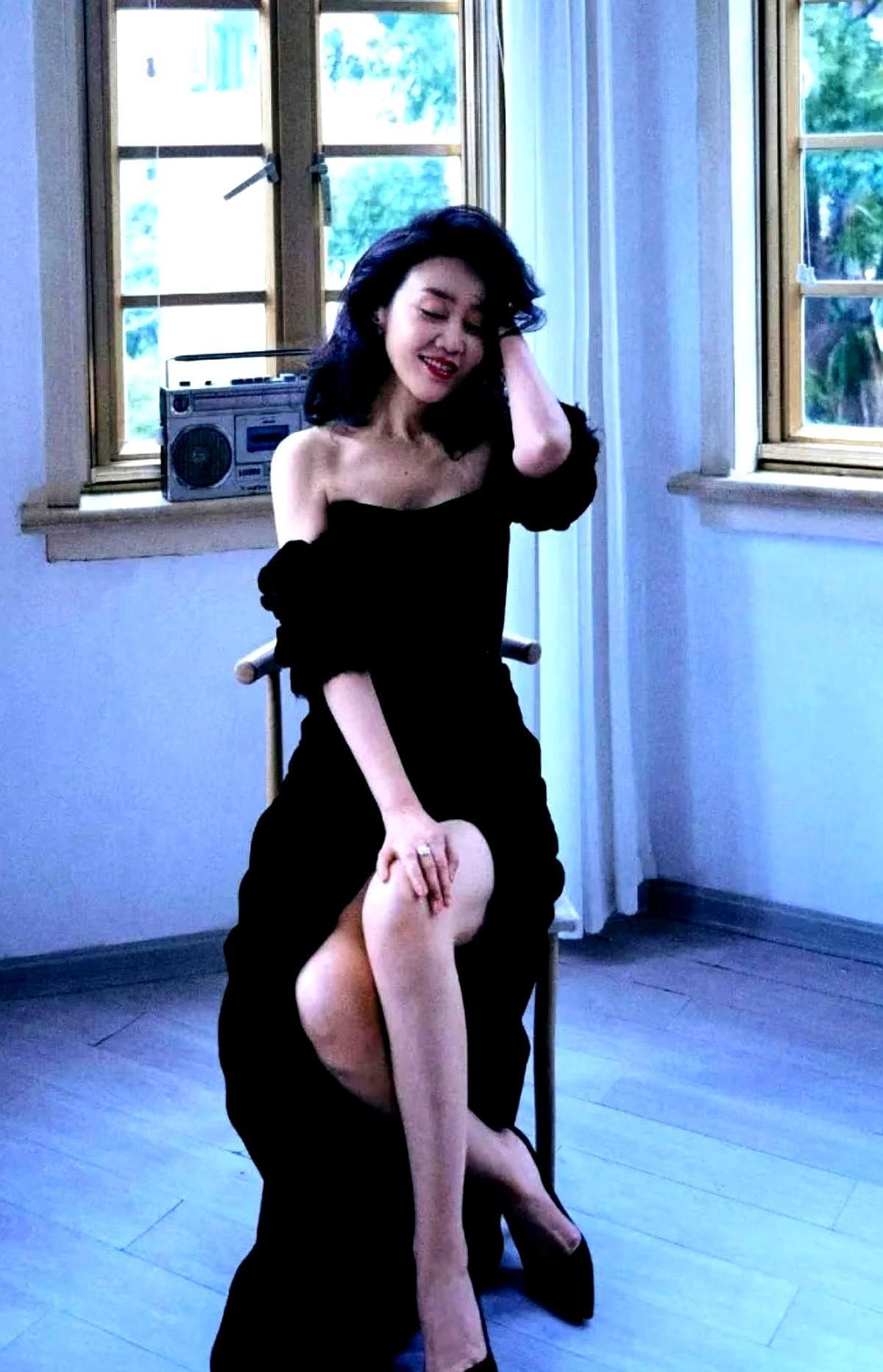 35岁离婚，她一边演佟湘玉，一边在仓库里啃冷馒头哭完就笑。
女儿想妈妈，她不敢接