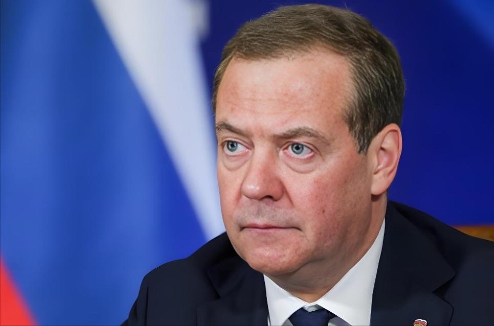 俄罗斯前总统梅德韦杰夫今天发文谈美国空袭伊朗：“和平卫士又在故技重施了。与伊朗的